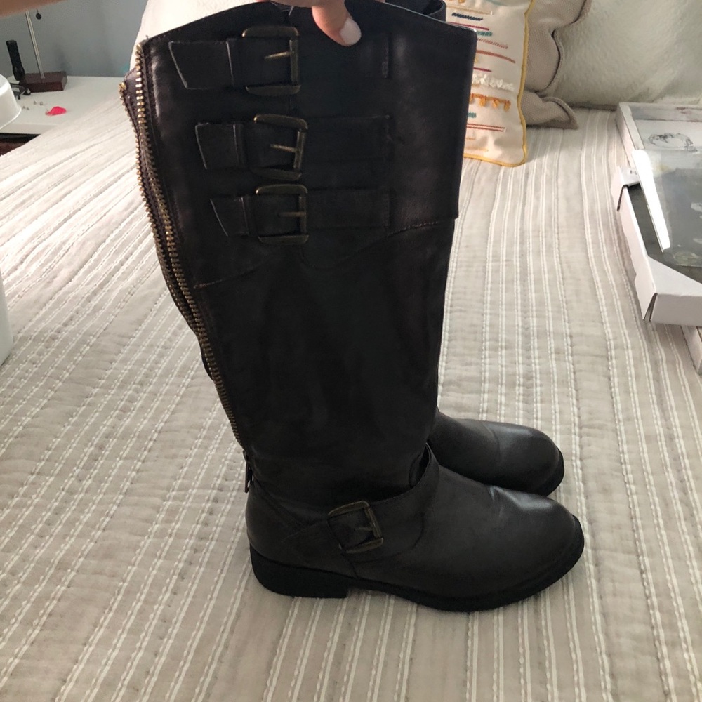 Grey boots